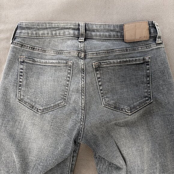 Aeropostale Women's Medium Wash Denim Mid Rise Kick Crop Frayed Hem Jeans, 6 - Picture 6 of 9